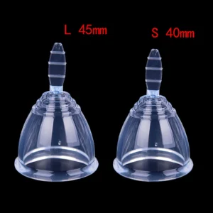 Une main glisse l'étui de la coupe menstruelle diamètre 4cm dans une petite pochette de voyage fleurie. Le décor est une chambre lumineuse, évoquant la préparation d'un départ serein.